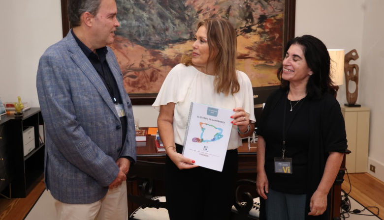 Astrid Pérez recibe el informe sobre la pobreza y la exclusión social en Canarias