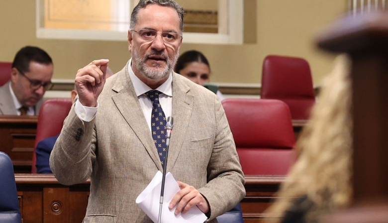 El Parlamento aprueba la nueva ley de autoridad docente con la abstención de PSOE y NC-bc