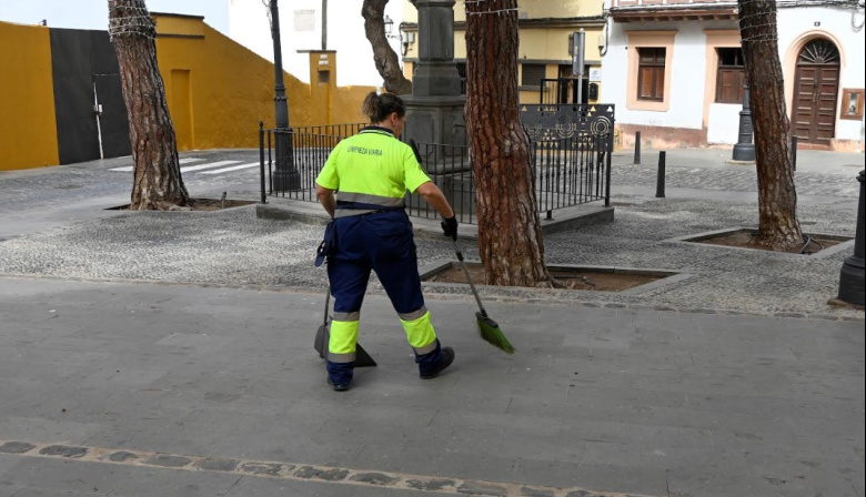 Gáldar adjudica el nuevo servicio de limpieza viaria, que arranca el 1 de diciembre y aumenta a 23 trabajadores
