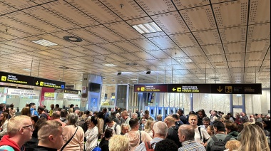 Ashotel denuncia las colas que superan la hora en el control de pasaportes y en la parada de taxis de Tenerife Sur