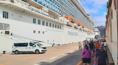 El puerto de Santa Cruz de Tenerife registra un significativo incremento en el tráfico de pasajeros y mercancías