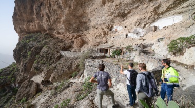 El Cabildo de Gran Canaria sanea el escarpe de la zona arqueológica de Acusa Seca para garantizar la seguridad de la ciudadanía