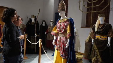 ÓperaFuerteventura muestra el vestuario de Nabucco con una exposición en Ampuyenta