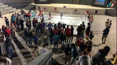 La Aldea de San Nicolás sigue disfrutando de su pista de patinaje sobre hielo en Navidad