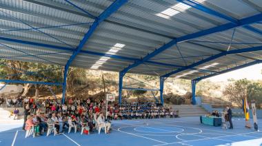 El colegio de San Isidro de Gáldar estrena nueva cubierta en su cancha y un pavimento renovado