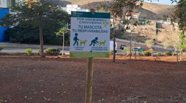 Gáldar instala cartelería en los jardines del municipio destinada a los dueños de mascotas para solicitar una buena convivencia