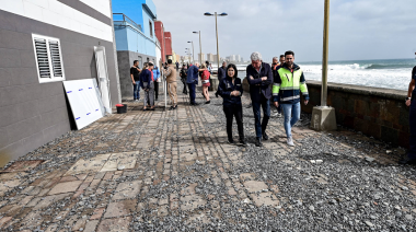 El Ayuntamiento de Las Palmas de Gran Canaria moviliza más de 70 efectivos para atender los efectos del oleaje en el barrio de San Cristóbal