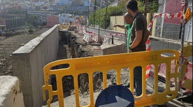 El Ayuntamiento de Las Palmas de Gran Canaria refuerza el muro lateral de la carretera del barrio de San Roque