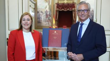 Pablo Matos entrega a Astrid Pérez la última memoria de su mandato al frente del Consejo Consultivo de Canarias
