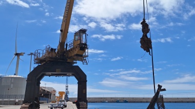 La Autoridad Portuaria limpia los fondos marinos del Puerto de Arinaga