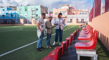 Las Palmas de Gran Canaria saca a licitación la instalación de una cubierta en la grada del campo de fútbol Jardín de Infancia de La Isleta