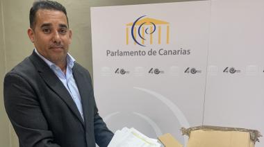 Yoné Caraballo cumple su promesa y lleva al Parlamento las 43.096 firmas a favor del helicóptero medicalizado