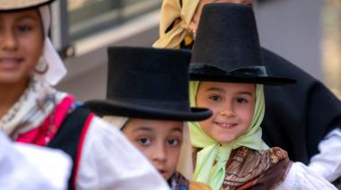 Santa Cruz celebra por primera vez un paseo romero escolar con más de 600 niños y niñas