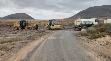 El tren de recebe del Cabildo de Fuerteventura nivela y arregla los caminos y pistas en Tefía