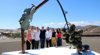 La escultura “Reflejos de La Geria” da la bienvenida a la zona vitivinícola en su acceso desde Uga