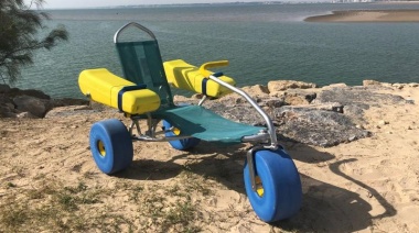 El Cabildo de Fuerteventura instala pasarelas y sillas anfibias en las playas para mejorar la accesibilidad
