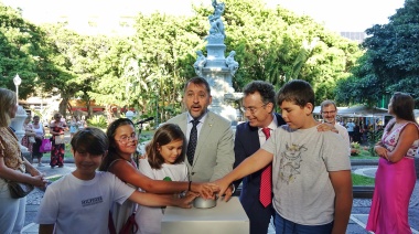 La fuente escultórica de la plaza Weyler ya luce rehabilitada en Santa Cruz