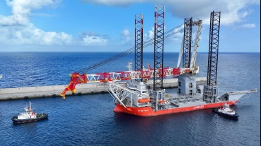 Atraca en el Puerto de Las Palmas el mayor buque de instalación eólica marina del mundo
