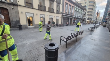 El Ayuntamiento de Las Palmas de Gran Canaria avanza en Triana y Guanarteme la retirada de chicles de la vía pública