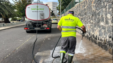 Santa Cruz continúa con la limpieza intensiva del barrio de La Gallega, en el distrito Suroeste