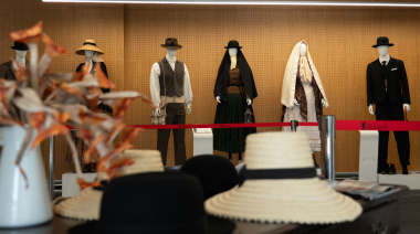 La exposición de vestimenta tradicional del Cabildo de Fuerteventura llega a la Biblioteca de Gran Tarajal
