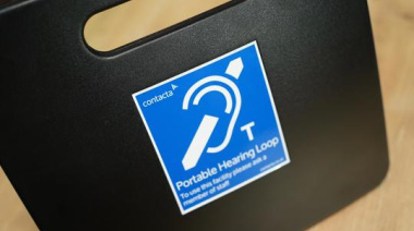 Arona refuerza su compromiso con la accesibilidad instalando bucles magnéticos en sus oficinas de turismo