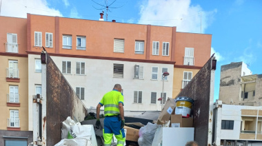 El Ayuntamiento de Las Palmas de Gran Canaria instala en otros veinte barrios el punto de acopio transitorio de trastos, enseres y escombros durante el mes de junio