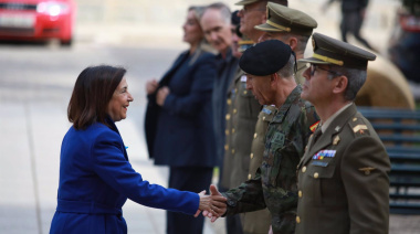 Robles alaba "la dedicación, el esfuerzo y la entrega" de los militares con motivo del Día de las Fuerzas Armadas
