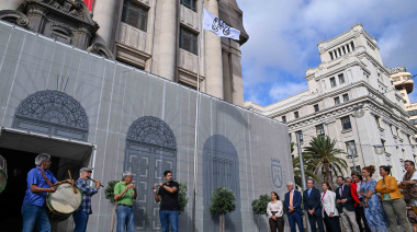 El Cabildo de Tenerife iza, por primera vez, la bandera de la Virgen de los Reyes, como muestra de hermandad con El Hierro