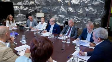 Los grupos parlamentarios canarios, salvo Vox, cierran filas con la derivación de menores migrantes