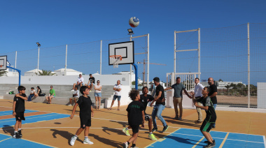 Playa Blanca estrena su rehabilitada cancha de El Aulagar