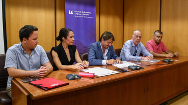 Patronales y sindicatos de hostelería firman el convenio del alza salarial más alto de su historia, un 13,5% hasta 2028 para casi 34.000 personas