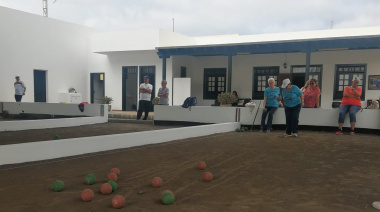 Yaiza impulsa la bola canaria de madera entre sus mayores