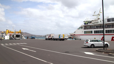 Yaiza pide a Puertos Canarios mejoras en la señalética del muelle de Playa Blanca