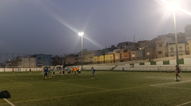 Santa Cruz renueva con LEDs el alumbrado del campo de fútbol de Santa María del Mar