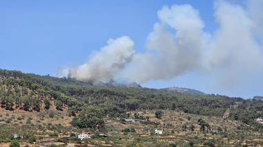 Dos conatos de incendio se declaran de forma simultánea en El Hierro, donde se suman más medios a la extinción
