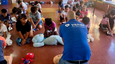 Vithas Canarias enseña RCP y cómo prevenir y actuar ante un golpe de calor en un campus de verano