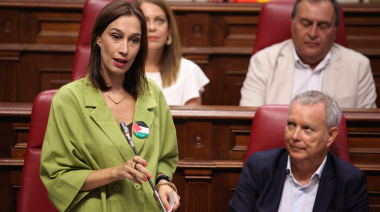 Nira Fierro: “Mientras el Gobierno presume de récords turísticos, los residentes canarios viven un verano sin casa y sin agua”