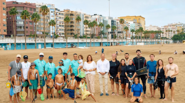 La Autoridad Portuaria de Las Palmas lidera la limpieza de la Playa de Las Alcaravaneras