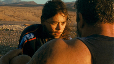 La lucha canaria se exhibe en la playa de Zurriola durante el Festival de San Sebastián