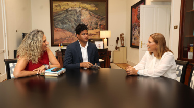 La presidenta del Parlamento de Canarias recibe a la asociación Mi Mundo en Silencio, que reivindica mayor apoyo a las familias con implantes cocleares