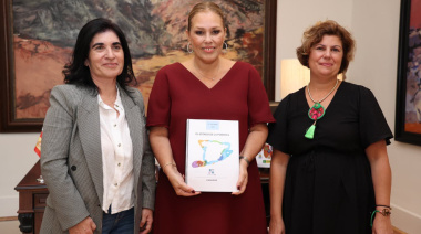 La presidenta del Parlamento recibe el Informe El Estado de la Pobreza en Canarias 2025