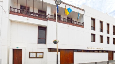 El Cabildo de EL Hierro aprueba las bases de las becas al transporte para los estudiantes herreños 2025-2026