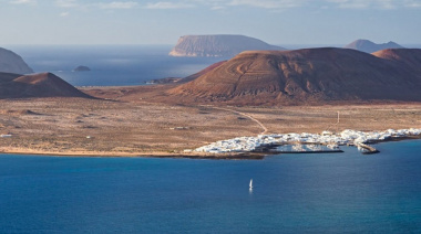 Todos los grupos del Parlamento canario, salvo Vox, proponen modificar el himno de Canarias para incluir a La Graciosa