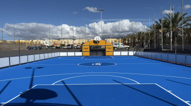 El Cabildo de Tenerife instala en Arona una nueva pista multideporte para facilitar el acceso a la práctica deportiva