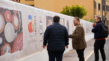 Arona pone en valor el patrimonio histórico con una lona de fotografías antiguas en el casco histórico