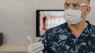 Sanidad recuerda la importancia del uso de mascarilla quirúrgica en centros sanitarios para evitar la transmisión de virus respiratori