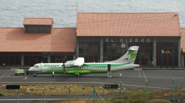 El aeropuerto de El Hierro retoma casi al completo su operativa y adelanta 15 minutos su apertura