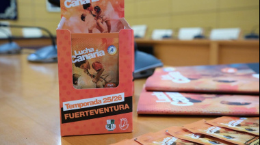 El Cabildo Fuerteventura estrena la primera colección de cromos de lucha canaria del Archipiélago