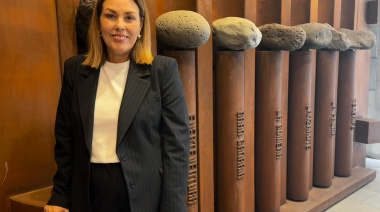 Astrid Pérez impulsa la representación de La Graciosa con una escultura en el hall del Parlamento de Canarias
